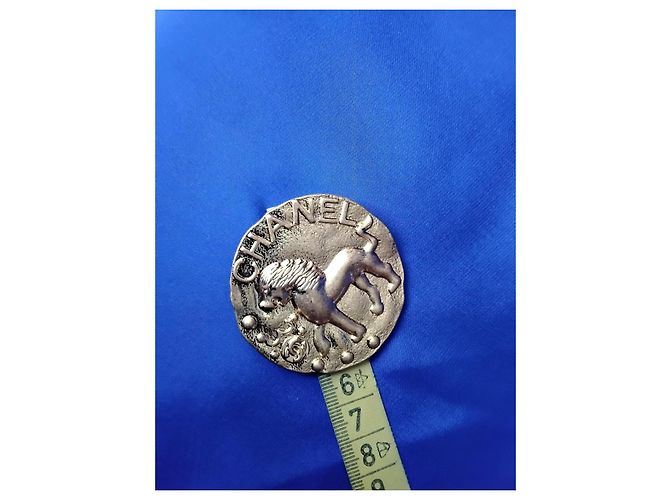 Broche medallón León Chanel Primavera 1994 (94P) Dorado - vista 13