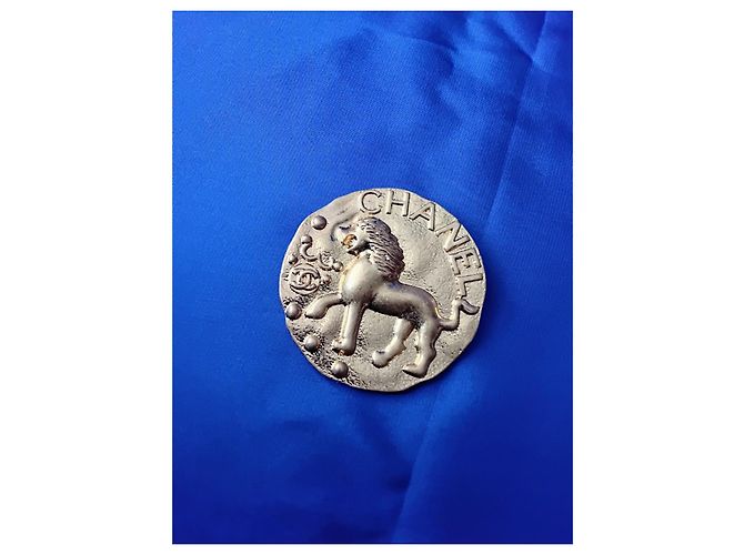 Broche medallón León Chanel Primavera 1994 (94P) Dorado - vista 3