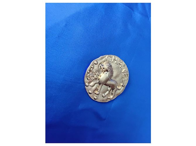 Broche medallón León Chanel Primavera 1994 (94P) Dorado - vista 5