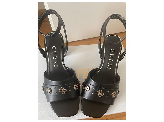 Sandali con tacco Guess neri con borchie dorate Nero - vista 2