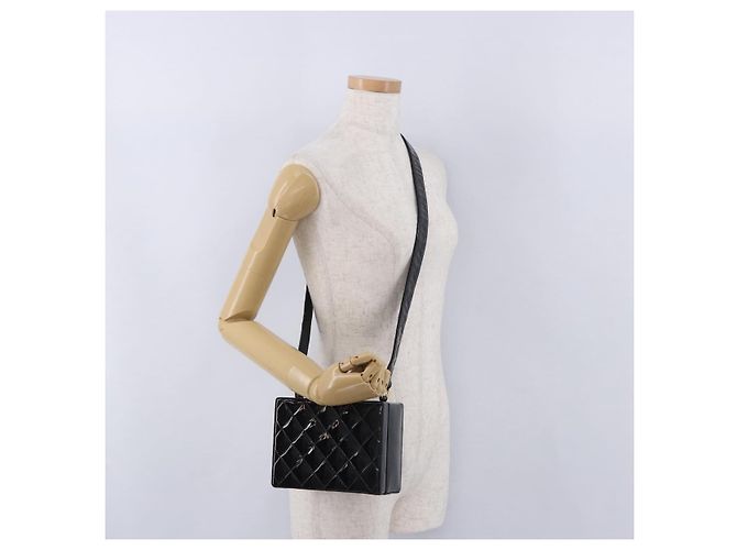 Borsa a tracolla CHANEL Matelasse in pelle verniciata nera e oro CC Auth 203247 Nero D'oro - vista 22