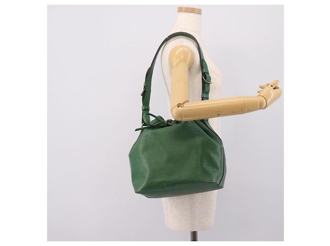 Borsa a tracolla LOUIS VUITTON Epi Petit Noe Verde M44104 LV Auth 201250A - vista 19