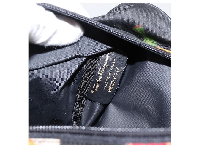 Pouch Salvatore Ferragamo Gancini Nylon Nero Tono Oro Auth 200166 - vista 11