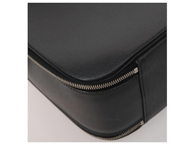 LOUIS VUITTON Borsa a tracolla Taiga Tula Nera M30762 LV Auth BA15403 Nero - vista 15