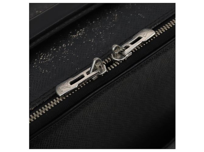 LOUIS VUITTON Borsa a tracolla Taiga Tula Nera M30762 LV Auth BA15403 Nero - vista 16