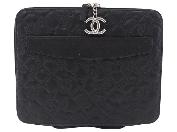 Capa para iPad CHANEL Icon em couro preto e dourado CC Auth 200467 - vista 2