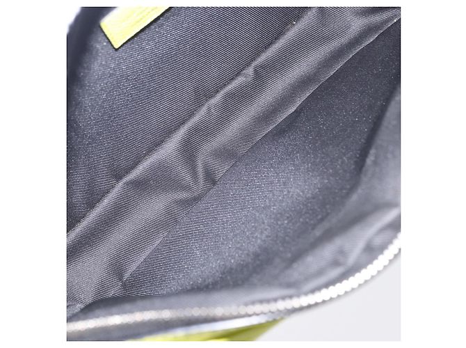 Borsa a Tracolla LOUIS VUITTON Taigalama Outdoor PM Gialla M30239 LV Auth 202236M Giallo - vista 18