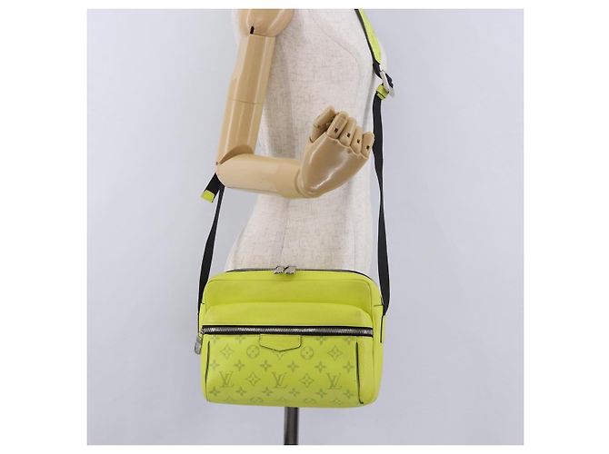 Borsa a Tracolla LOUIS VUITTON Taigalama Outdoor PM Gialla M30239 LV Auth 202236M Giallo - vista 24