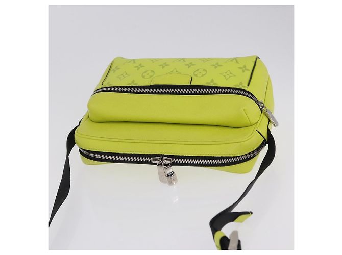 Borsa a Tracolla LOUIS VUITTON Taigalama Outdoor PM Gialla M30239 LV Auth 202236M Giallo - vista 6