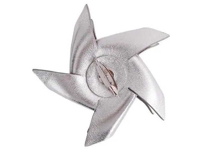 Spilla Chanel in pelle argento - vista 3