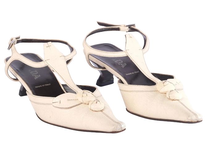 Prada Fall/Winter 2000 Ivory Leather Pointed-Toe Slingback Pumps Cream - view 2