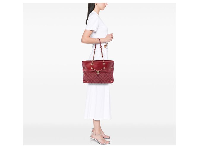 Tote Chanel CC in vitello trapuntato rosso con zip frontale e coulisse - vista 5