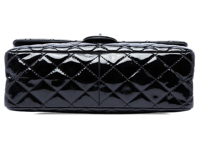 Borsa a tracolla Chanel Reissue 2.55 Double Flap 226 in vernice matelassé nera Nero - vista 3