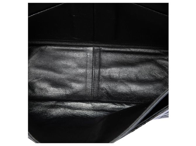 Borsa a tracolla Chanel Reissue 2.55 Double Flap 226 in vernice matelassé nera Nero - vista 4