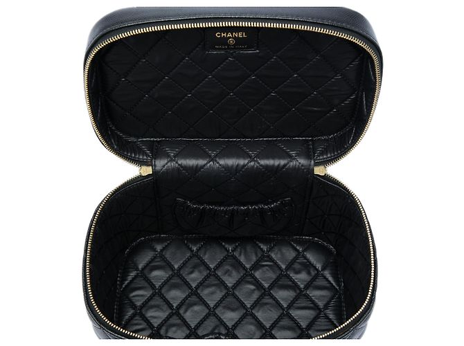 Vanity Beauty case Chanel CC matelassé in pelle caviar nera Nero - vista 4