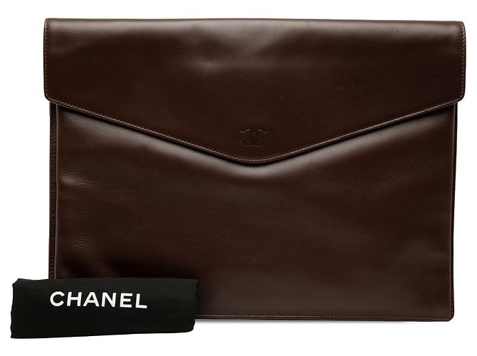 Clutch sobre Chanel CC de piel de becerro lisa marrón Castaño - vista 7