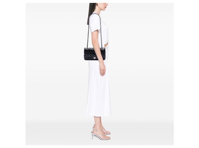 Borsa a tracolla Chanel Medium Classic Double Flap in vernice nera Nero - vista 6