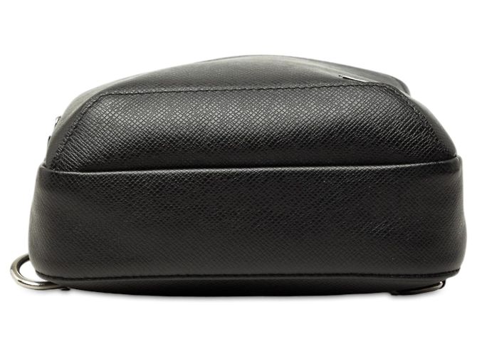 Borsa a tracolla Louis Vuitton Taiga Avenue Nera Nero - vista 3