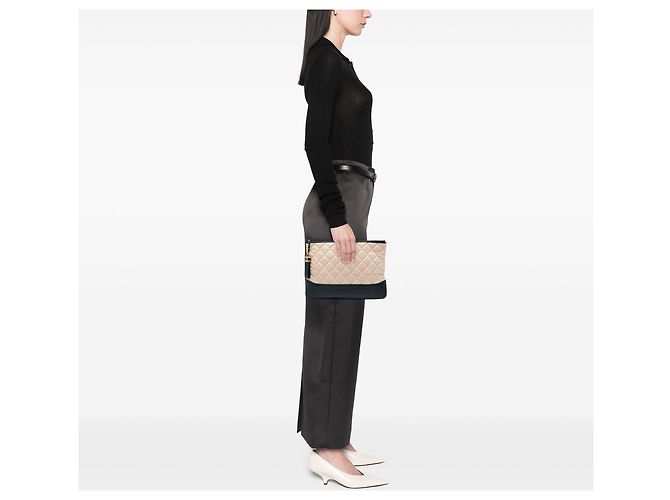 Clutch Chanel Gabrielle O Case Medium in vitello invecchiato matelassé bicolore nero - vista 5