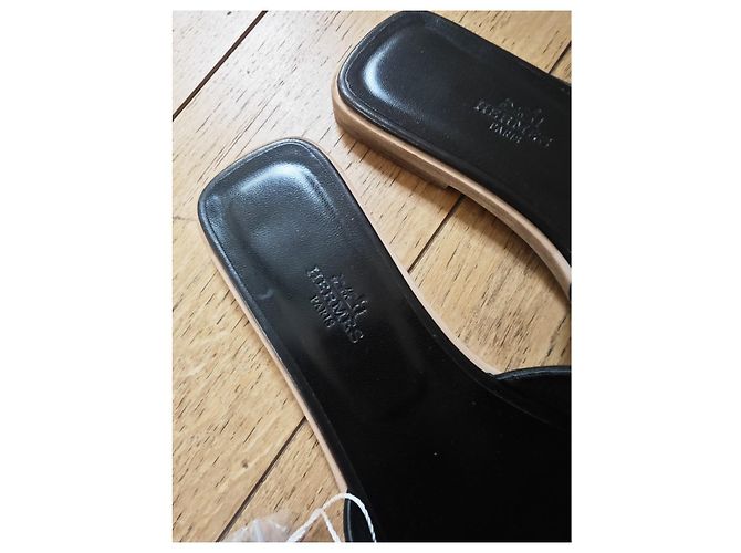Sandalias Hermès Oran de cuero negro - vista 2