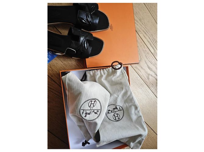 Sandalias Hermès Oran de cuero negro - vista 6