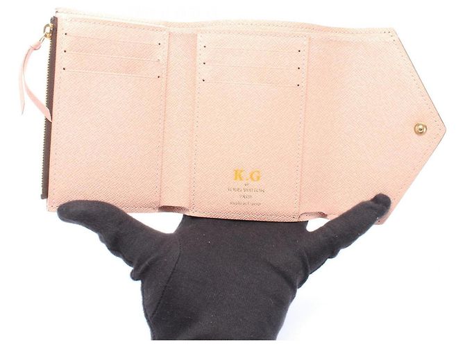 Louis Vuitton Portefeuille Victorine Tri-fold Wallet Marrone Rosa - vista 3