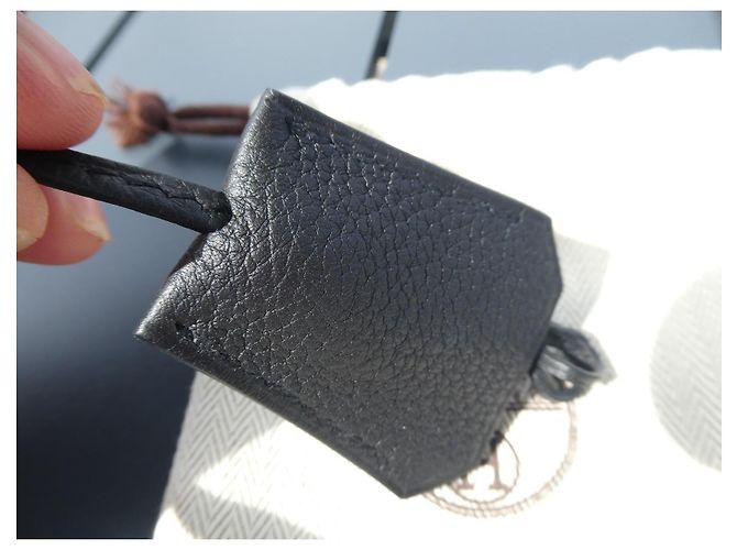 Hermès Clochette in pelle nera per Haut à Courroies Birkin Voyage Nero - vista 2