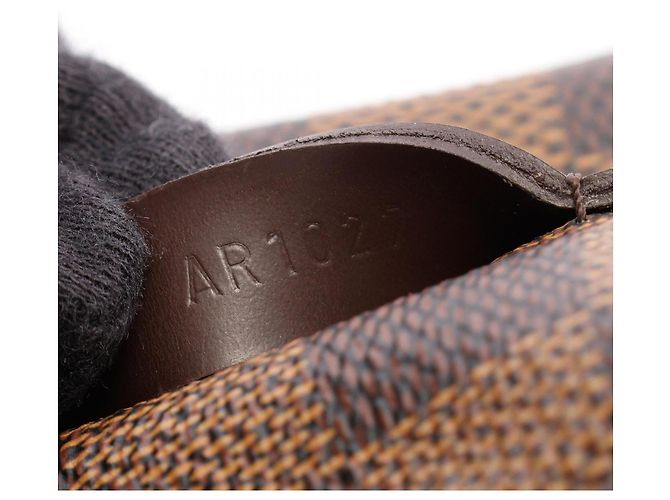 Louis Vuitton Etui Okapi PM Pouch Castaño Damier ebene - vista 5