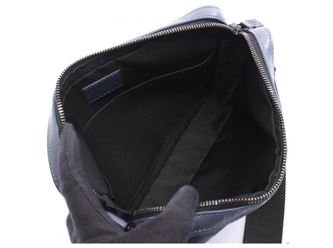 Bolsa Louis Vuitton Duo Messenger Monogram Shadow Azul marinho - vista 3