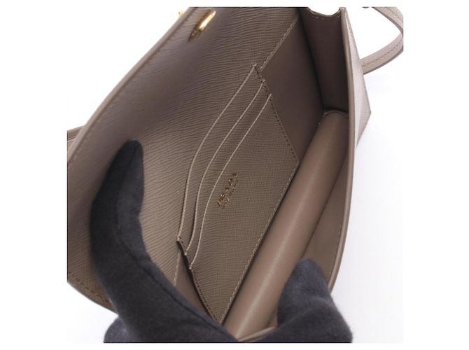 Prada Saffiano Schultertasche mit Triangle-Logo Beige - Ansicht 3