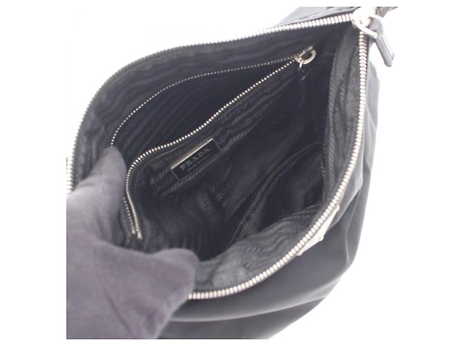 Bolsa de Ombro Prada Triangle Logo Preto - vista 3