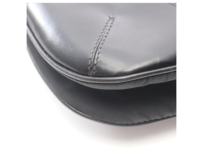 Bolsa de Ombro Prada Triangle Logo Preto - vista 5