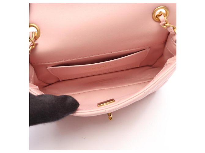 Borsa a tracolla Chanel Mini Matelassé in pelle d'agnello rosa - vista 3