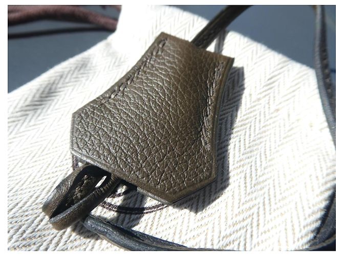 Hermès Clochette y Tirador de Cuero para Bolso Kelly o Birkin Caqui - vista 2