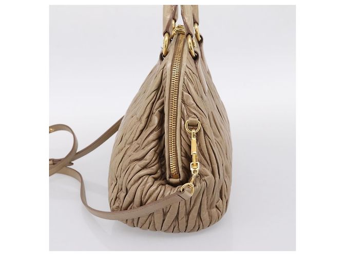 Borsa Convertible Dome Miu Miu in Pelle Matelassé Large Beige - vista 6