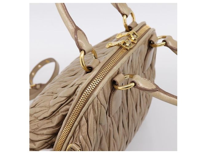 Borsa Convertible Dome Miu Miu in Pelle Matelassé Large Beige - vista 7