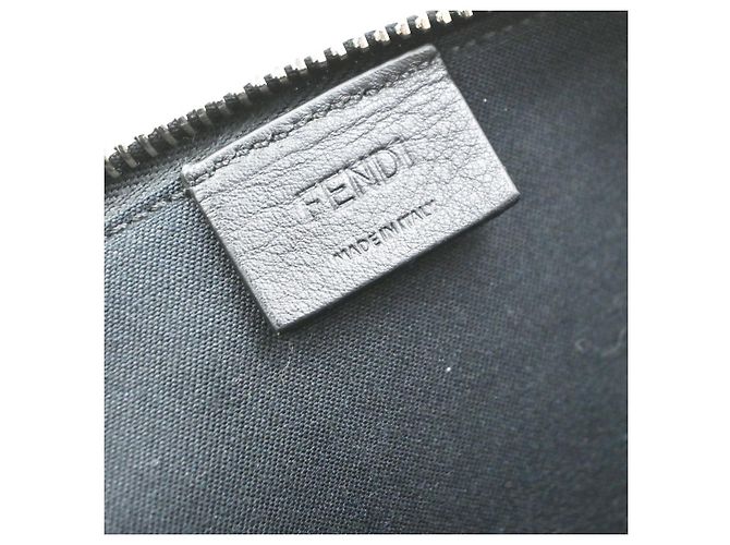 Fendi Karlito Studded Saffiano Leather Medium Negro - vista 6
