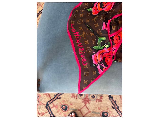 Lenço de Seda Louis Vuitton Monogram Rose Marrom Rosa Vermelho Verde - vista 4