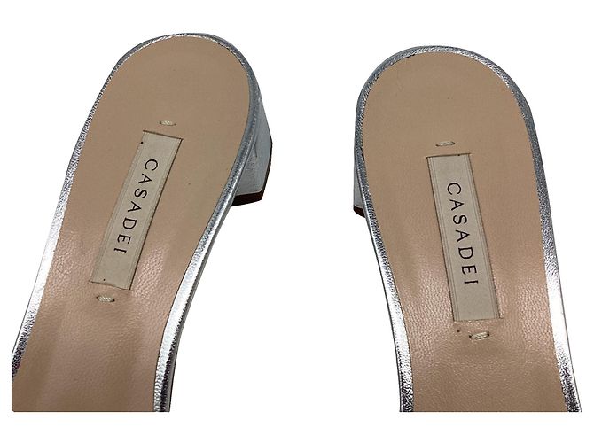 Casadei Pantoletten aus metallic-silbernem Leder mit Kristallbesatz Metallisch - Ansicht 12