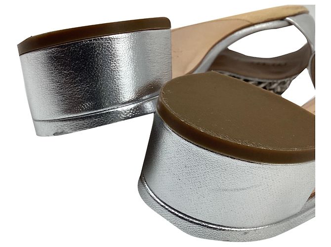 Casadei Pantoletten aus metallic-silbernem Leder mit Kristallbesatz Metallisch - Ansicht 9