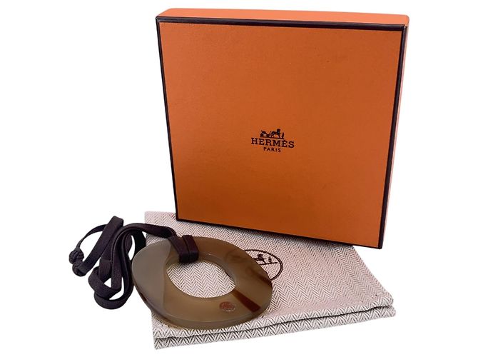 Hermès Collana con pendente ovale Isthme in corno di bufalo beige Hermes - vista 2