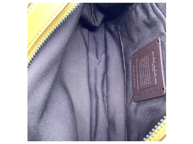 Bolsa Camera Coach Jes acolchoada com zíper duplo em couro amarelo - vista 12