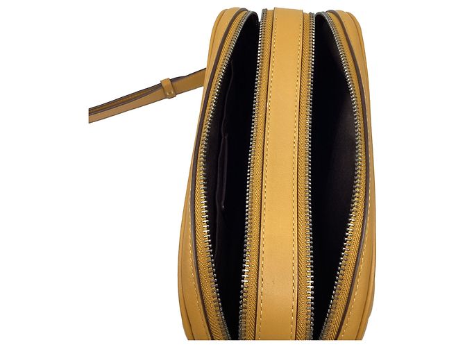 Bolsa Camera Coach Jes acolchoada com zíper duplo em couro amarelo - vista 13