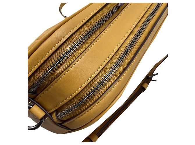 Bolsa Camera Coach Jes acolchoada com zíper duplo em couro amarelo - vista 7