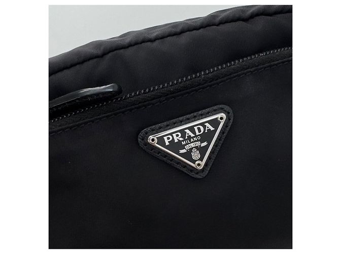 Prada Nylon-Clutch mit Dreieckslogo Schwarz - Ansicht 9