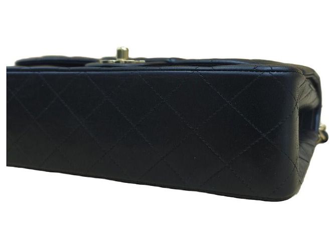 Chanel Borsa Classic Medium Flap in pelle d'agnello con catena dorata Nero - vista 7