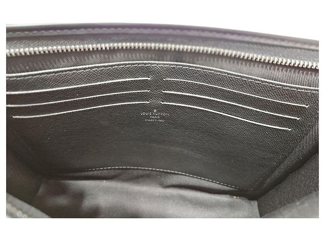 Louis Vuitton Borsa a Pochette Voyage Eclipse Reverse Pushette Nero - vista 8
