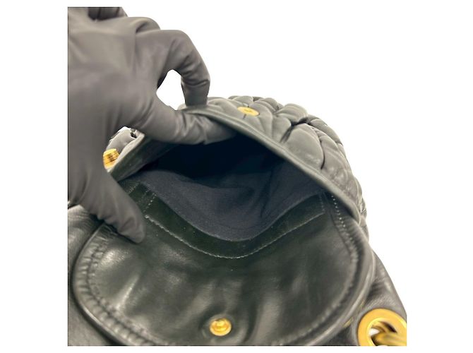 Miu Miu Matelassé Lederhandtasche mit Logo-Hardware Schwarz - Ansicht 10