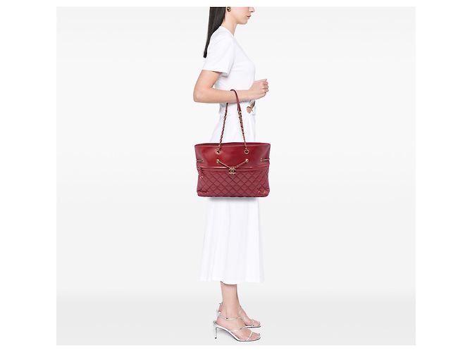 Bolsa Tote Chanel Red CC em couro de bezerro acolchoado com zíper frontal, cordão de ajuste e corrente Vermelho - vista 5