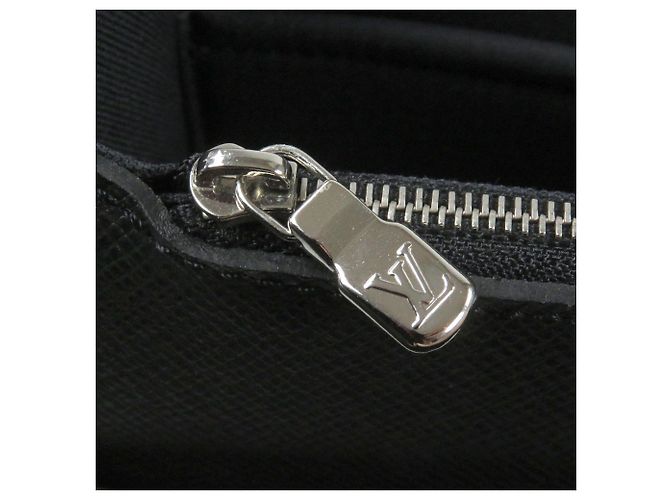 Borsetta Louis Vuitton Anton in Taiga grigio Marrone - vista 7